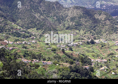 Das Tal am Fuße des Eagle Rock im Norden von Madeira Stockfoto