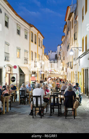 Restaurants in der Nacht entlang der Alcarcova de Baixo, Evora, Alentejo, Portugal, Europa Stockfoto