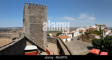 Blick auf den Torre das Feiticeiras Hexen Turm und befestigte Dorf mit der Alentejo Ebene hinter, Monsaraz, Evora Distrikt, Alentejo, Portugal Stockfoto