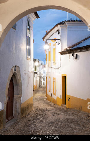 Gepflasterte Gasse in der Altstadt mit ihren weiß getünchten Häuser in der Morgendämmerung, Évora, Alentejo, Portugal, Europa Stockfoto
