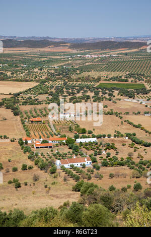 Blick über den trockenen Alentejo Ebene von den Mauern von Monsaraz, Evora Distrikt, Alentejo, Portugal, Europa Stockfoto