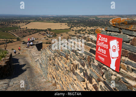 Selfie Zone entlang der Wände von Monsaraz, Evora Distrikt, Alentejo, Portugal, Europa Stockfoto