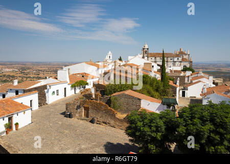 Aussicht auf das mittelalterliche befestigte Dorf mit der Kirche Igreja Matriz und Alentejo Ebene hinter, Monsaraz, Evora Distrikt, Alentejo, Portugal, Europa Stockfoto