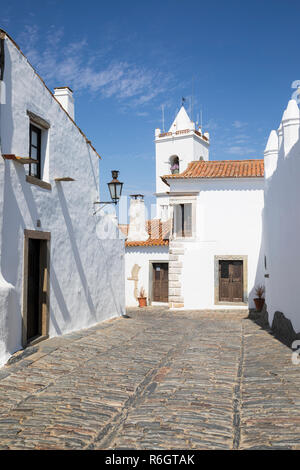 Rua Direita mit weiß getünchten Häusern und den Kirchturm, Monsaraz, Evora Distrikt, Alentejo, Portugal, Europa Stockfoto