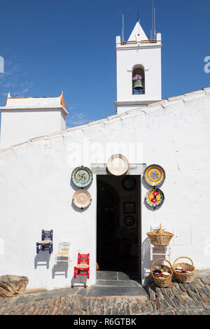 Die Außenseite des Souvenir Shop, Monsaraz, Evora Distrikt, Alentejo, Portugal, Europa Stockfoto