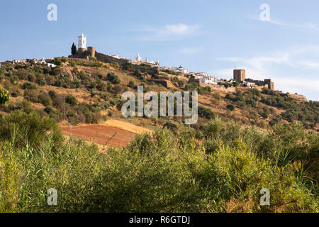 Blick von Anhöhe befestigte Dorf Monsaraz, Evora Distrikt, Alentejo, Portugal, Europa Stockfoto