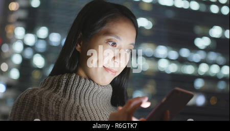 Frau sms auf Handy bei Nacht Stockfoto