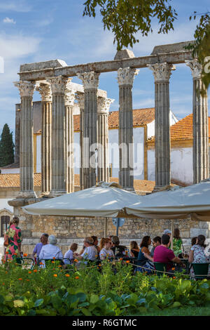 Templo Romano aus dem 2. Jahrhundert AD und die Quiosque Jardim Diana Cafe am Mittag, Évora, Alentejo, Portugal, Europa Stockfoto