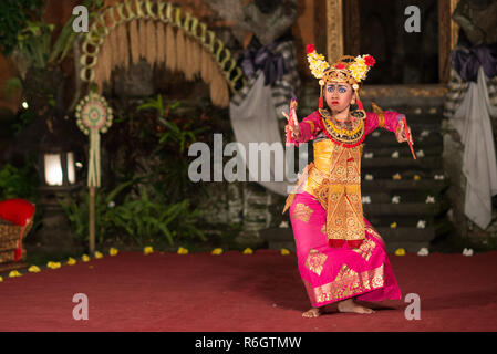 Traditionelle Barong Tanz in einer alten hinduistischen Tempel auf Bali. Barong ist ein Löwe wie Geschöpf in der balinesischen Mythologie. Stockfoto