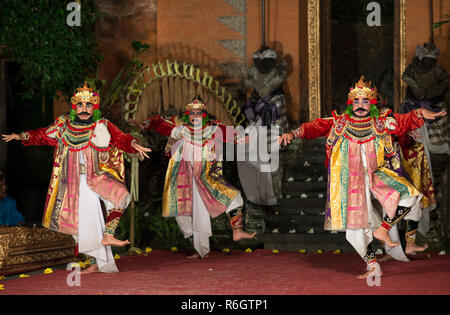 Traditionelle Barong Tanz in einer alten hinduistischen Tempel auf Bali. Barong ist ein Löwe wie Geschöpf in der balinesischen Mythologie. Stockfoto