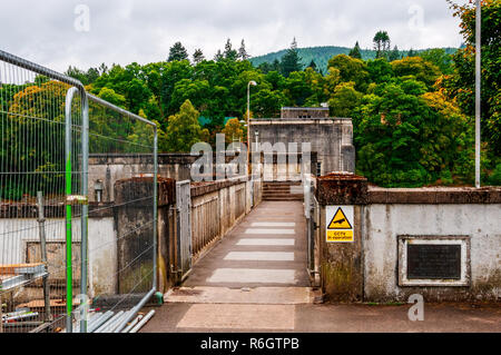 Eine Fußgängerbrücke aus über den Damm in Pitlochry Hydro-elektrische erzeugende Pflanze, die zu den berühmten Fisch Leiter führt Stockfoto