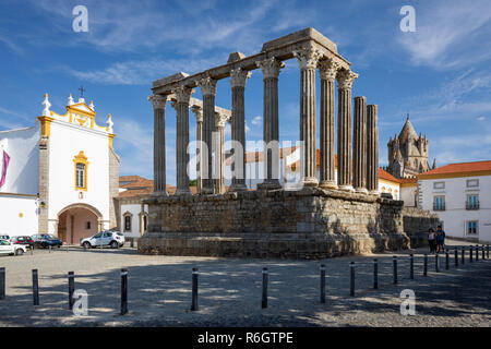 Templo Romano aus dem 2. Jahrhundert AD mit Evora Se Kathedrale hinter, Evora, Alentejo, Portugal, Europa Stockfoto