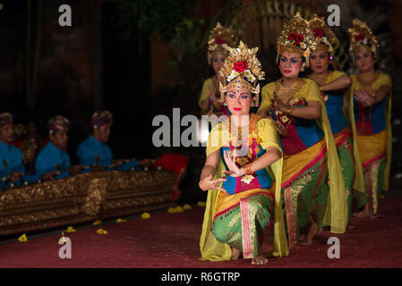 Traditionelle Barong Tanz in einer alten hinduistischen Tempel auf Bali. Barong ist ein Löwe wie Geschöpf in der balinesischen Mythologie. Stockfoto