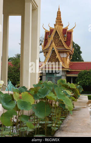 Reich verzierte gateway Eingang zur Silberpagode Komplex, Phnom Penh, Kambodscha Stockfoto