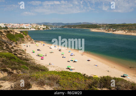 Praia de Vila Nova de Milfontes und über den Fluss Mira Blick nach Osten, zur Stadt, Vila Nova de Milfontes, Alentejo, Portugal, Europa Stockfoto