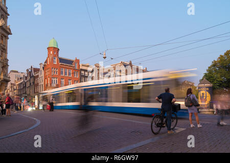 AMSTERDAM, NIEDERLANDE, 25. AUGUST 2017: Straßenbahn Überqueren einer Brücke, verschwommene Bewegung in der niederländischen Hauptstadt Stockfoto