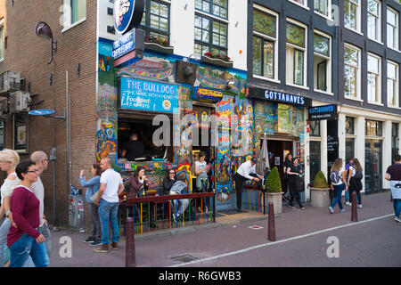 AMSTERDAM, NIEDERLANDE - 25 AUGUST 2017 : Äußeres der Bulldogge, der ersten und berühmtesten Coffeeshop in der niederländischen Hauptstadt Stockfoto