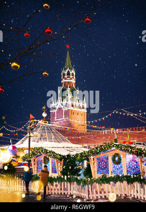 Weihnachtsmarkt auf dem Roten Platz in Moskau. Blick auf den Kreml Tower. Stockfoto