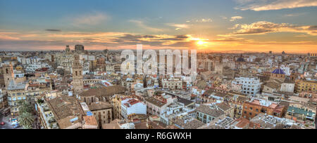 Sonnenuntergang über dem historischen Zentrum von Valencia, Spanien. Stockfoto