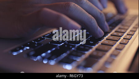 Hände auf einer Laptoptastatur tippen Stockfoto
