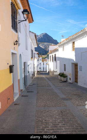 Alfarnatejo Gasse, weißes Dorf auf einem Hügel, Berge von Malaga, Andalusien, Spanien. Stadthäuser Stockfoto