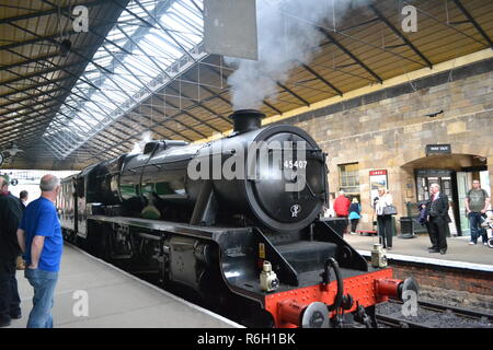 Dampfzug auf der Plattform in Pickering. North Yorkshire Moors Railway, Großbritannien Stockfoto