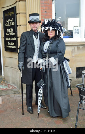 Paar in Whitby Goth Wochenende, North Yorkshire, Großbritannien Stockfoto