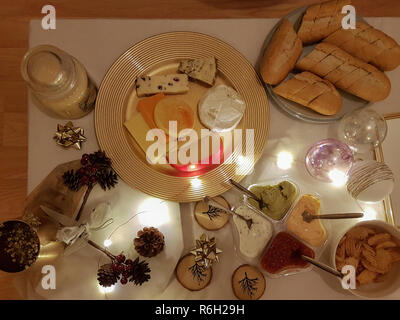 Köstliche Weihnachten thematische Abendessen starter Tisch mit Brot, Käse und andere Häppchen. Ansicht von oben. Urlaub Konzept. Stockfoto