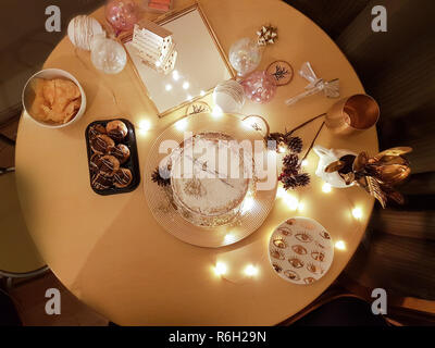 Köstliche Weihnachten themed Wüste Tisch mit Kuchen, windbeutel und anderen Köstlichkeiten. Ansicht von oben. Urlaub Konzept. Stockfoto