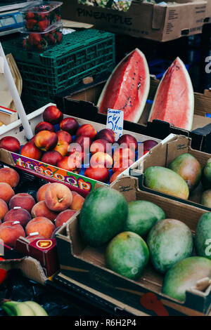 LONDON, UK, 21. Juli 2017: Frische Früchte auf Verkauf zu einem Straßenmarkt in Portobello, London Stockfoto