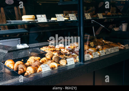 London/Großbritannien - 11. März 2018: Schließen Sie herauf Foto der Showcase mit Kuchen in Beaufort Bäckerei auf der Portobello Road in London, Großbritannien Stockfoto