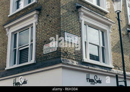 London/Großbritannien - 20. Juli 2018: name Zeichen an der Kreuzung der Portabello Road und Blenheim Crescent, London, UK. Stockfoto