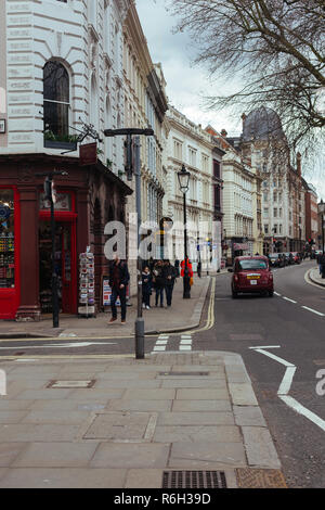 London/Großbritannien - 25. März 2018: Great Russell Street ab der Kreuzung mit Museum Street gesehen Stockfoto