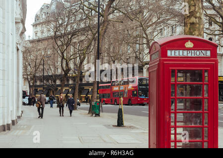 London/Großbritannien - 25. März 2018: Bürgersteig entlang erstreckt und auf den Aldwych blickt in Westminster, London, Großbritannien. Rote Telefonzelle auf der Vorder- und Doppeldecker o Stockfoto