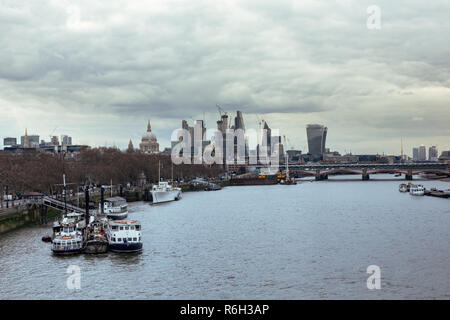 London/Großbritannien - 25. März 2018: die Themse, London, Sieg Embankment und Blackfriars Bridge von der Waterloo Bridge gesehen Stockfoto