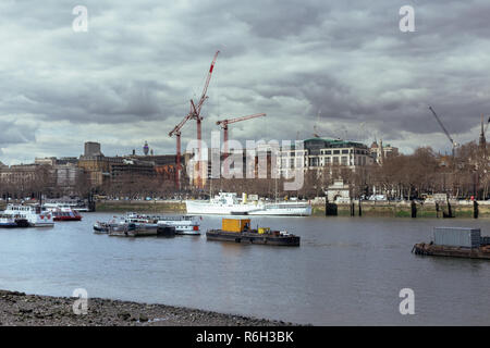 London/Großbritannien - 25. März 2018: Victoria Embankment und Themse, London, UK Stockfoto