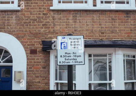 London, UK - 11. März 2018: Parkplatz Schild mit Beschränkungen vor dem Haus in Notting Hill, London, UK Stockfoto