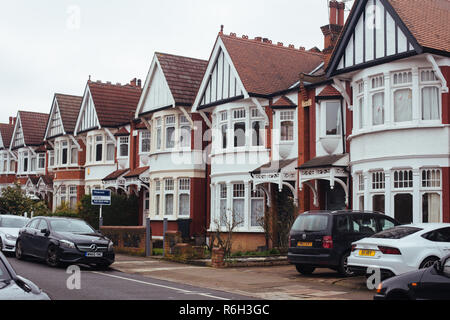 London/Großbritannien - 12. März 2018: die Reihe der typischen modernen Großbritannien Reihenhäuser in England Großbritannien im Frühjahr Stockfoto