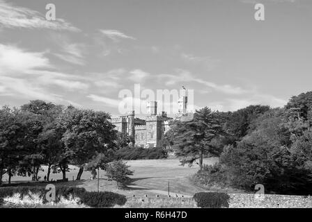 Lews Castle auf Immobilien Landschaft in Stornoway, Vereinigtes Königreich. Schloss mit grüne Gelände am blauen Himmel. Hotel im viktorianischen Stil, Architektur und Design. Sehenswürdigkeiten und Attraktionen. Sommer Urlaub und Fernweh. Stockfoto