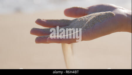 Sea Sand durch eine Frau, die Hände Stockfoto