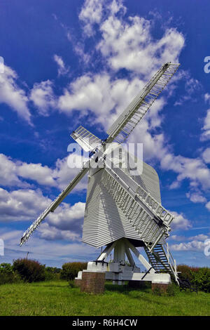 Diese Windmühle in Chillenden ist eine von nur vier Postmühlen in Kent, Großbritannien. Es ist ein denkmalgeschütztes Gebäude Stockfoto