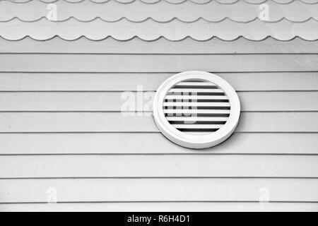 Frische Luft ins Haus. Be- und Entlüftung am Haus. Ganze Haus Lüftungsanlagen. Möglichkeiten zu lüften. Air Gitter türkise Farbe auf die Fassade. Stockfoto