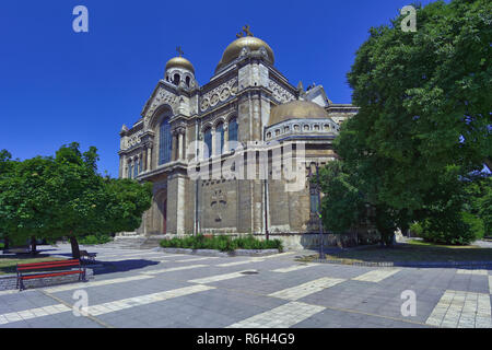 Die Kathedrale der Mutter Gottes in Varna ist die drittgrößte Kathedrale Bulgariens Stockfoto