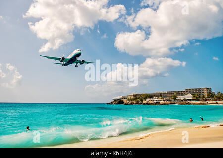 St. Maarten, Königreich der Niederlande - Februar 13, 2016: Strand Menschenmassen beobachten tief fliegenden Flugzeuge landen in der Nähe von Maho Beach auf der Insel St. Maarten in der Karibik Stockfoto