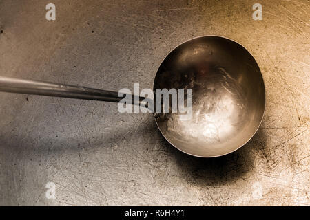 Alte Pfanne auf der metallischen Pan Stockfoto