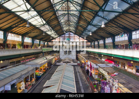 Innenraum des denkmalgeschützten Markt Cardiff, Cardiff Central Market, Burgviertel, Cardiff, Wales, Vereinigtes Königreich Stockfoto