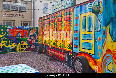 Gourmet Guru indische Street Food bunten Lkw, Cardiff Bay, Cardiff, Wales, Stockfoto