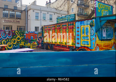 Gourmet Guru indische Street Food bunten Lkw, Cardiff Bay, Cardiff, Wales, Stockfoto