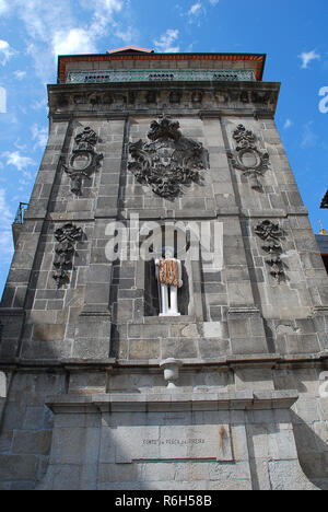 Der nördliche Teil der Ribeira Platz in Porto (Portugal) hat einen monumentalen Brunnen, drei Stockwerke hoch, in den 1780ern Stockfoto