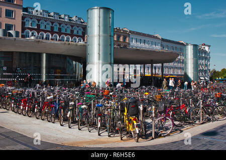 Fahrrad Parkplatz außerhalb Bahnhof Norreport, Indre, Kopenhagen, Dänemark, Skandinavien Stockfoto